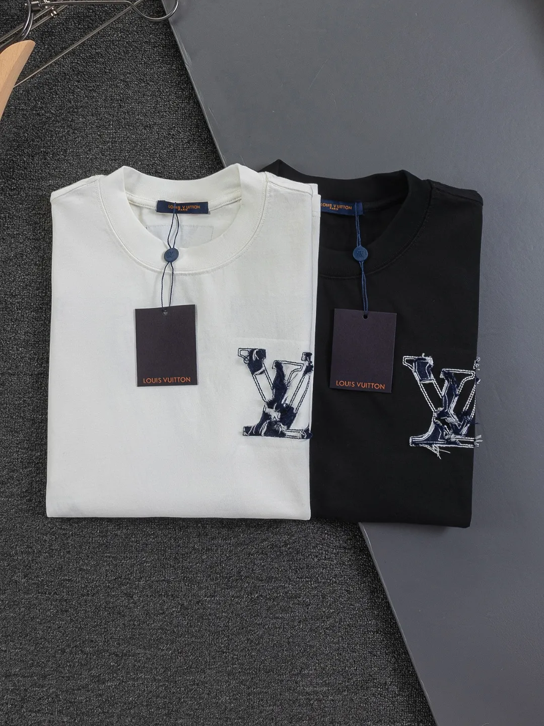 🅿️210 Louis Vuitton 1V LV lv slightly wide version S-XL LV 26ss new products are available at counters simultaneously. Multiple craftsmanship. Front and rear denim patch letters🪡 embroidery. Round neck short-sleeved T-shirt, same style for men and women! Consigned to one-to-one creation. Synchronized with the official website, pure cotton fabrics at the counter! It is close to the skin and comfortable, durable and easy to wear. It has a classic and simple logo design and meticulous original craftsmanship. Short-sleeves, a must-have item for men, do not appear to be the same for the general public, but must be unique and eye-catching. This LV short-sleeve is all about quality, comfort, the same shape and fashion as always, including fabrics and cutting techniques. All of them have been made with great effort! 320 grams of washed pure cotton fabric, pure cotton is breathable, very refreshing and comfortable for daily wear. The rib knitting on the neckline is smooth and tight, and the neckline will not be skewed if you toss it at will. The loose version, you will find that it looks really good on the upper body. The overall is minimalist and neat, super versatile for daily use! Pair it casually with a pair of pants for a youthful look. A T-shirt will make your outfit crazy. It is a fashionable item that can never go wrong! Color: Black White Size: S-XL Size chart: S: Shoulder width 50-Bust 56-Length 70 M: Shoulder width 52-Bust 57-Length 72 L: Shoulder width 54-Bust 59-Length 74 XL: Shoulder width 56-Bust 62-Length 76